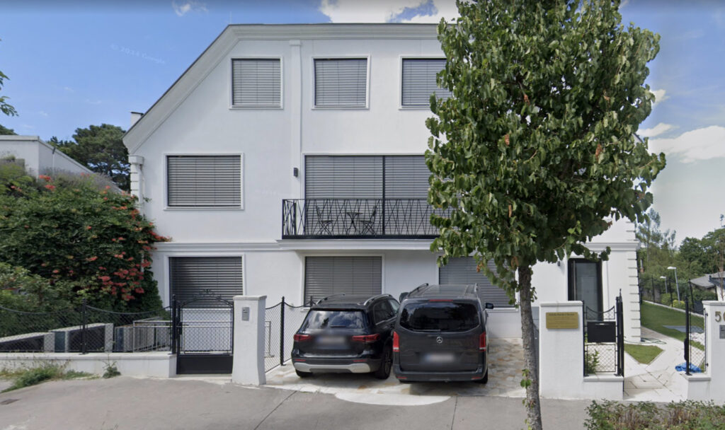 Frontansicht der Klinik Harik-Chraim im 19. Bezirk in Wien. Ein weißes Haus mit grauen Rollläden, rechts davor ein Baum, davor zwei Autos.